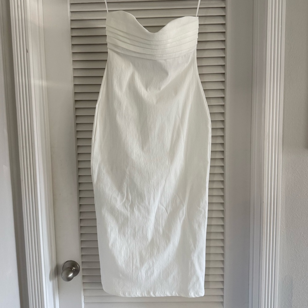 Zara white bodycon midi dress, size medium 🤍